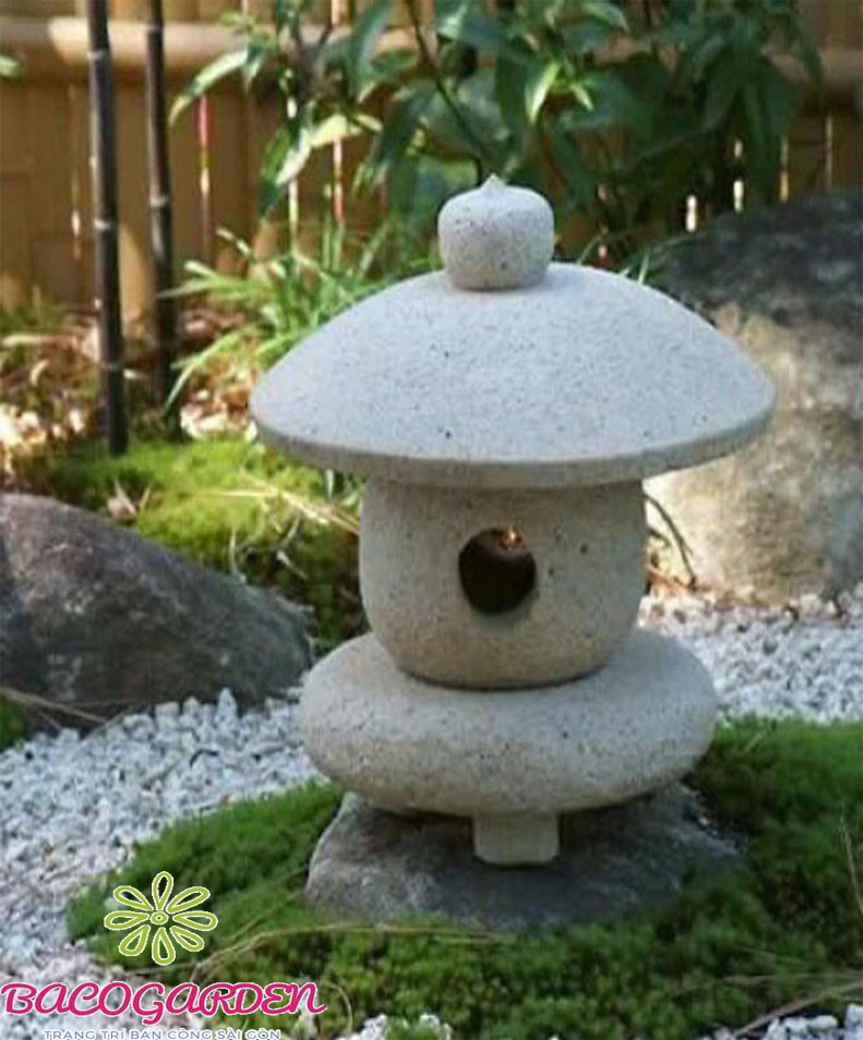 Đèn đá được thiết kế dành riêng cho ban công phong cách Nhật Bản.