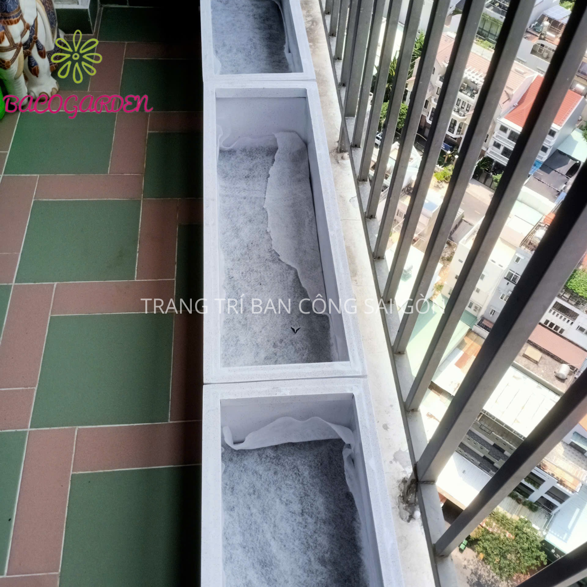 BIẾN SÂN THƯỢNG THÀNH "ỐC ĐẢO XANH" HIỆN ĐẠI VỚI CHẬU COMPOSITE CAO CẤP