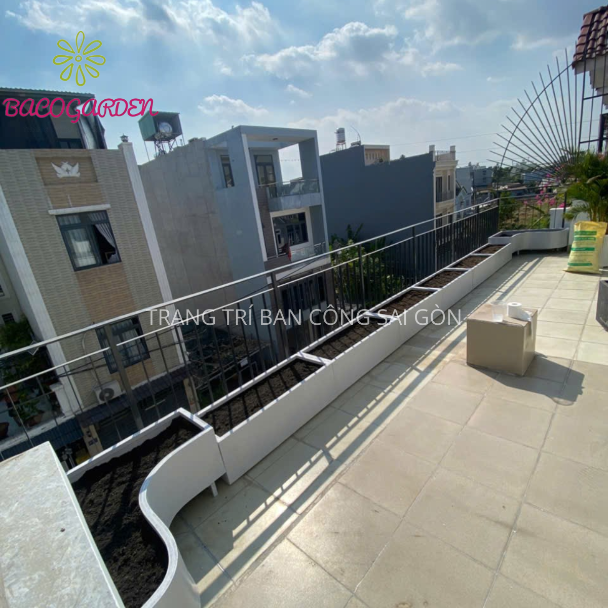 BIẾN SÂN THƯỢNG THÀNH "ỐC ĐẢO XANH" HIỆN ĐẠI VỚI CHẬU COMPOSITE CAO CẤP