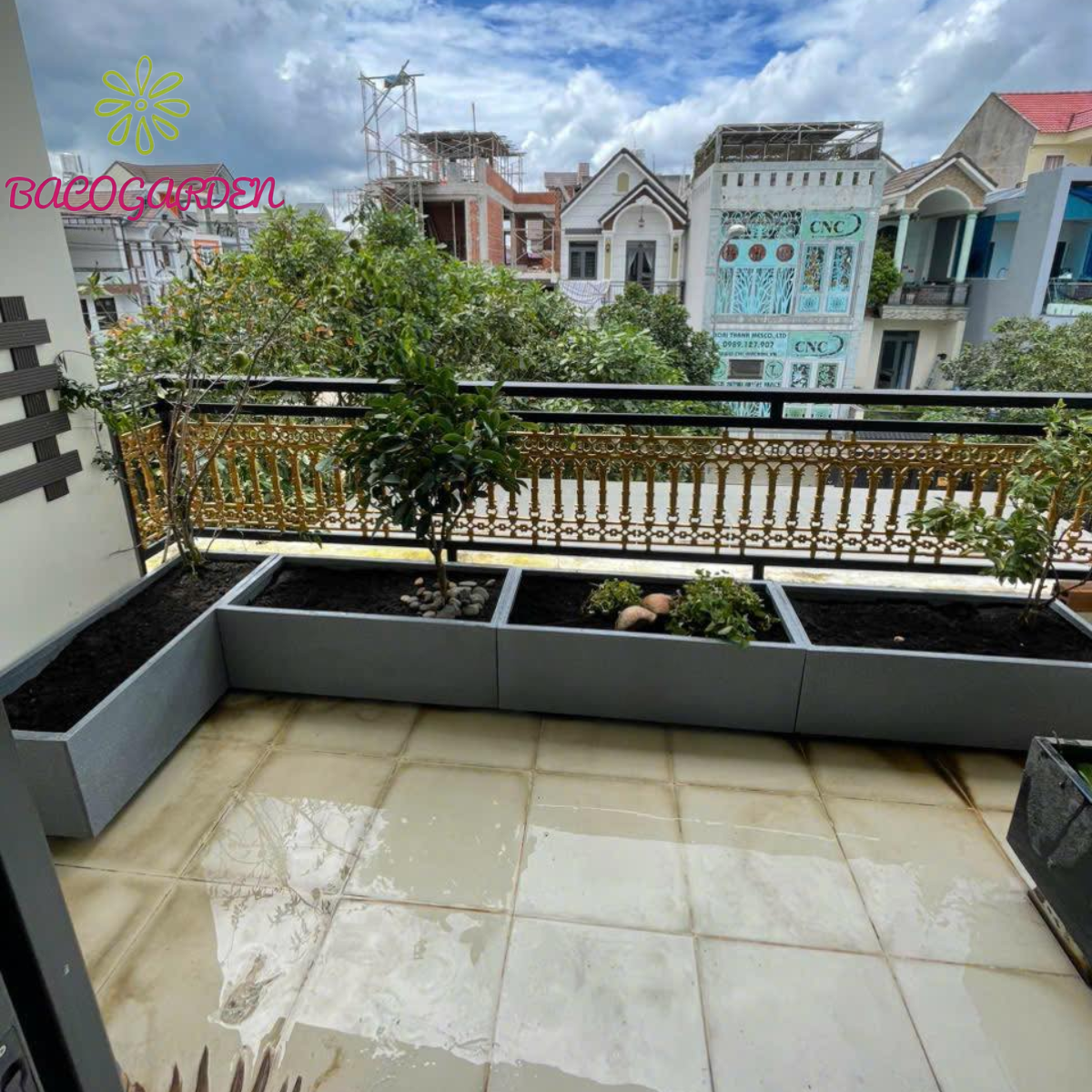 BIẾN SÂN THƯỢNG THÀNH "ỐC ĐẢO XANH" HIỆN ĐẠI VỚI CHẬU COMPOSITE CAO CẤP